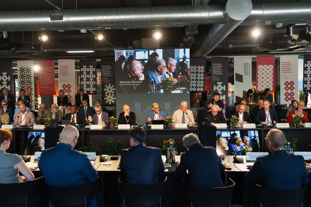 La sala con i lavori in corso e il maxischermo