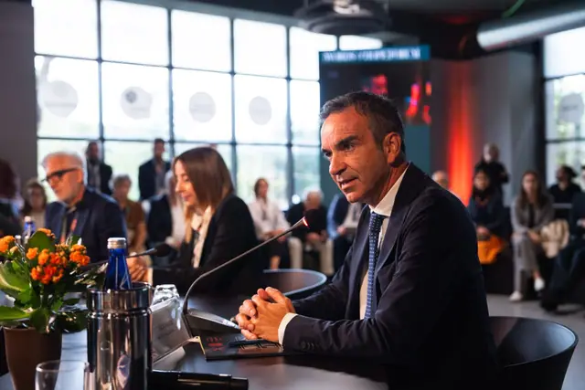 Roberto Occhiuto al tavolo