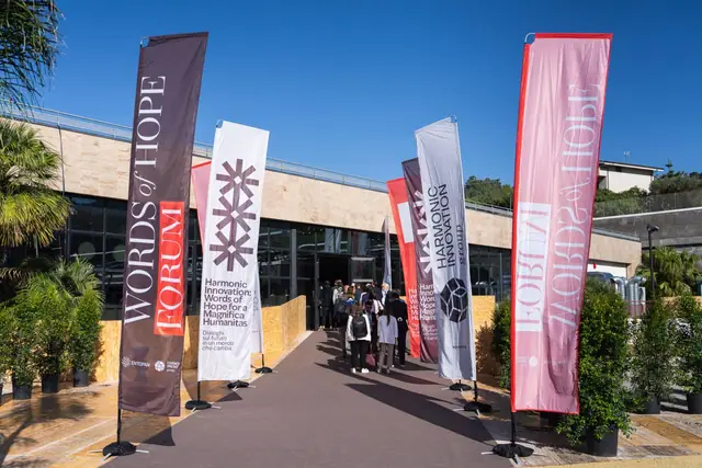 Le bandiere del forum all’ingresso dell’Harmonic Innovation Hub