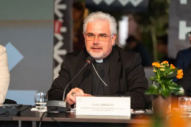 Il Cardinale Fabio Baggio al tavolo