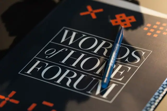 Il libretto del forum su un tavolo