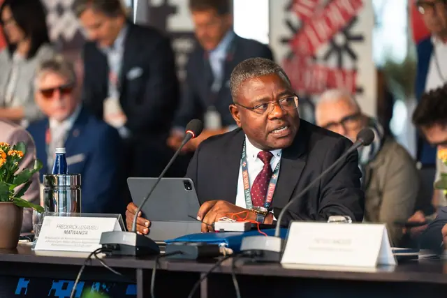 Frederick Lusambili Matwang’a al microfono