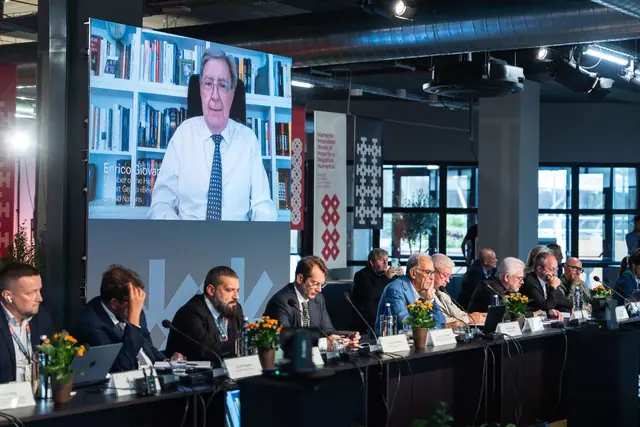 Enrico Giovannini in collegamento sul maxischermo
