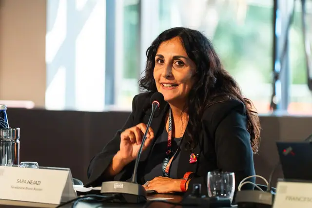 Sara Hejazi al microfono