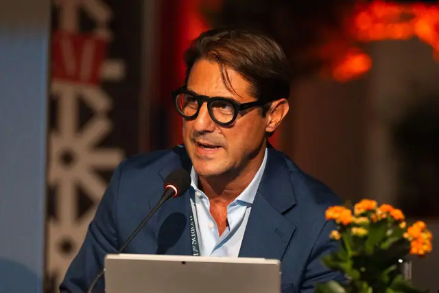 Emanuele Spampinato al microfono