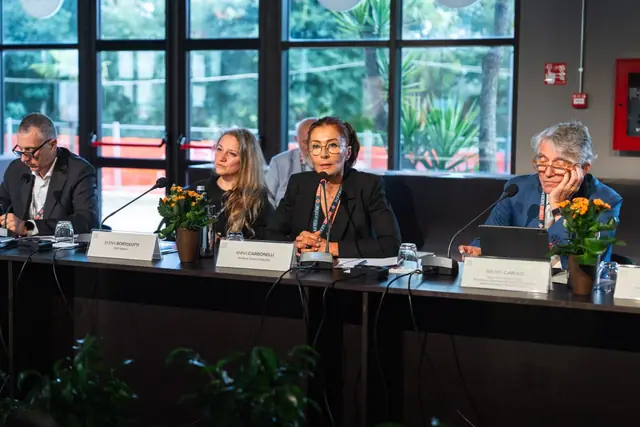 Anna Carbonelli al tavolo
