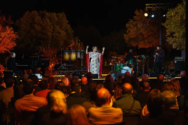 Il palco del concerto di Noa, con il quartetto e il pubblico in giardino