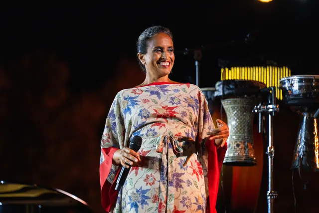 Noa sul palco, sorridente, con il microfono in mano