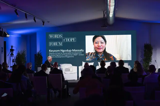 Keyzom Ngodup Massally in collegamento sullo schermo della plenaria