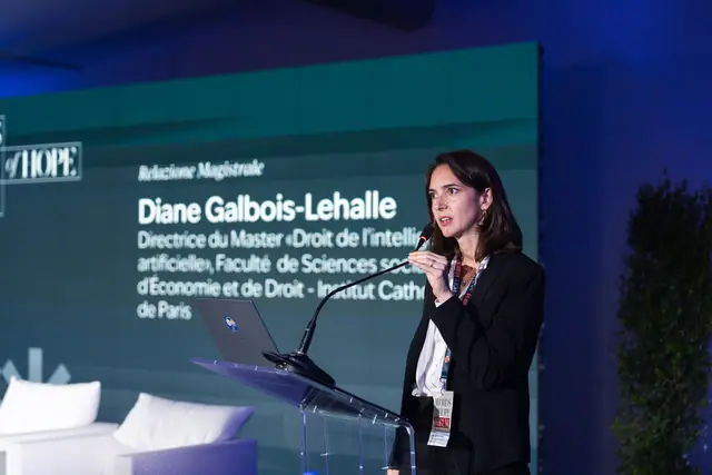 Diane Galbois-Lehalle durante la relazione magistrale