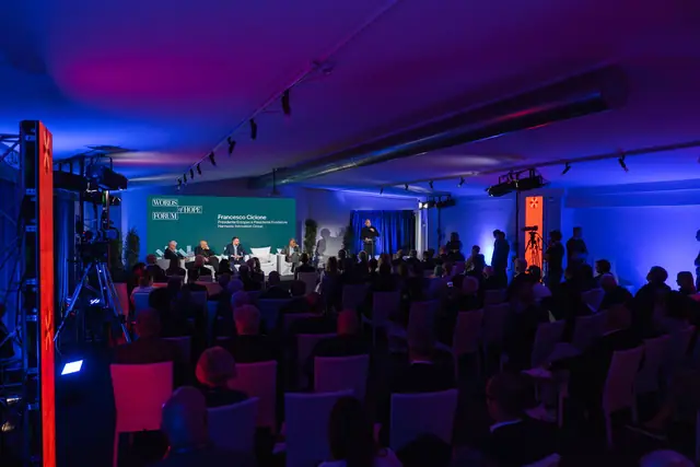 La sala plenaria del TH Simeri, in luce blu