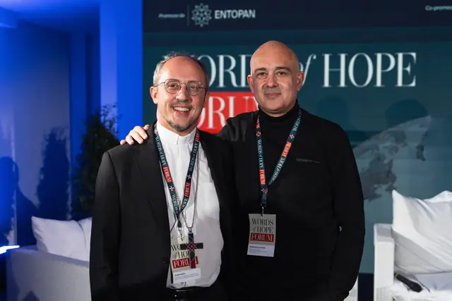 Francesco Cicione e l’Arcivescovo Flavio Pace davanti al pannello del forum