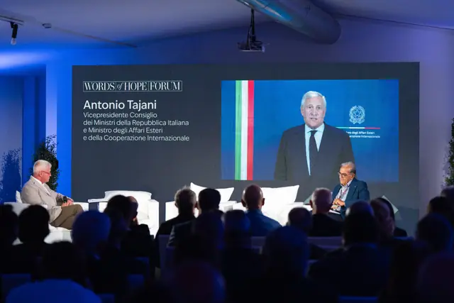 Antonio Tajani in collegamento sullo schermo della plenaria