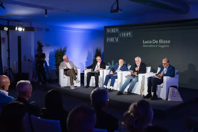 Il panel sui divani bianchi con Luca De Biase
