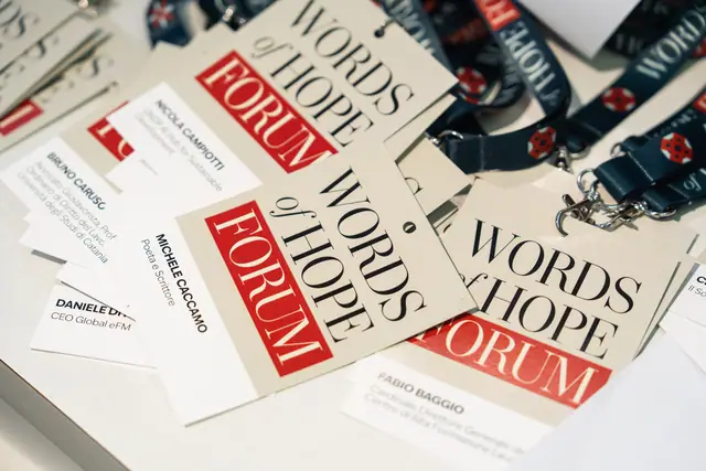 I badge del Words of Hope Forum, pronti all’accoglienza