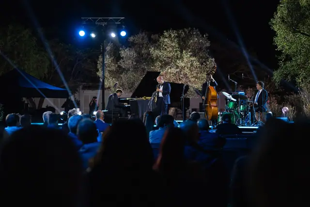 Il concerto all’aperto, fra gli ulivi illuminati