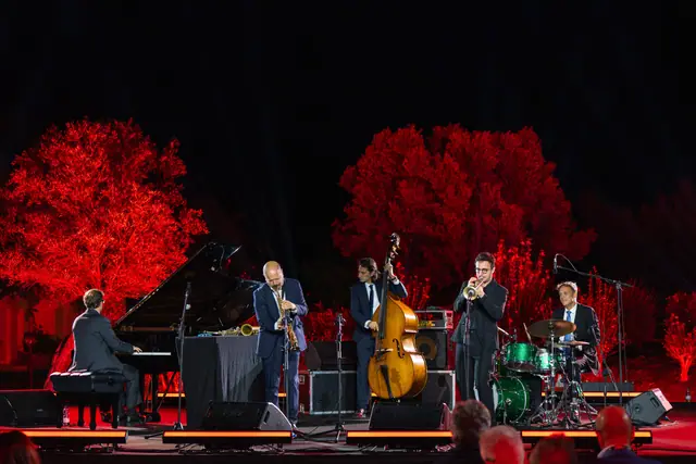 Il quartetto sul palco illuminato di rosso